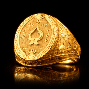 Royal Spade Crest Gold Ring