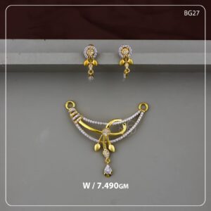 Elegant Curved Necklace Centerpiece with Drop Design & Matching Earrings